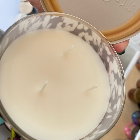 White Barn White Chocolate Macadamia Scented Candle - Picture 3 of 3